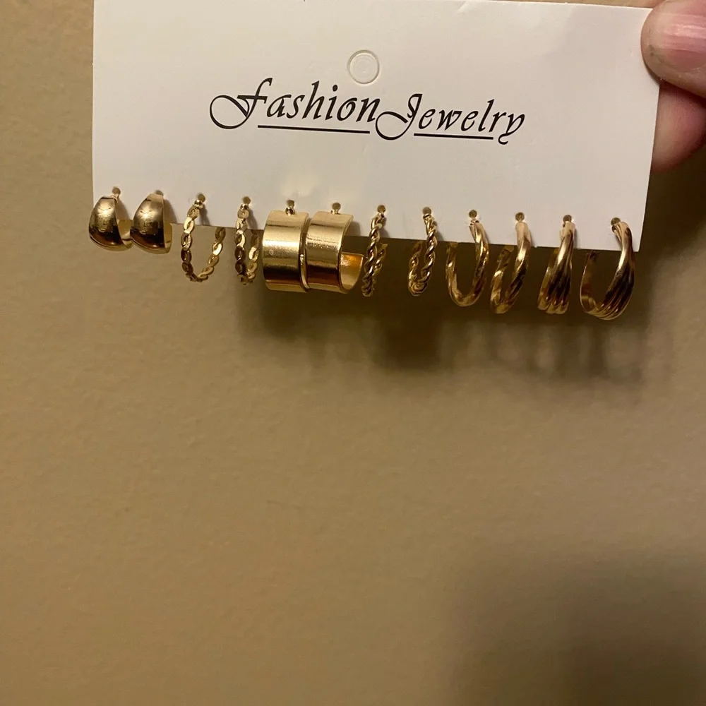 NEW fashion earrings set.